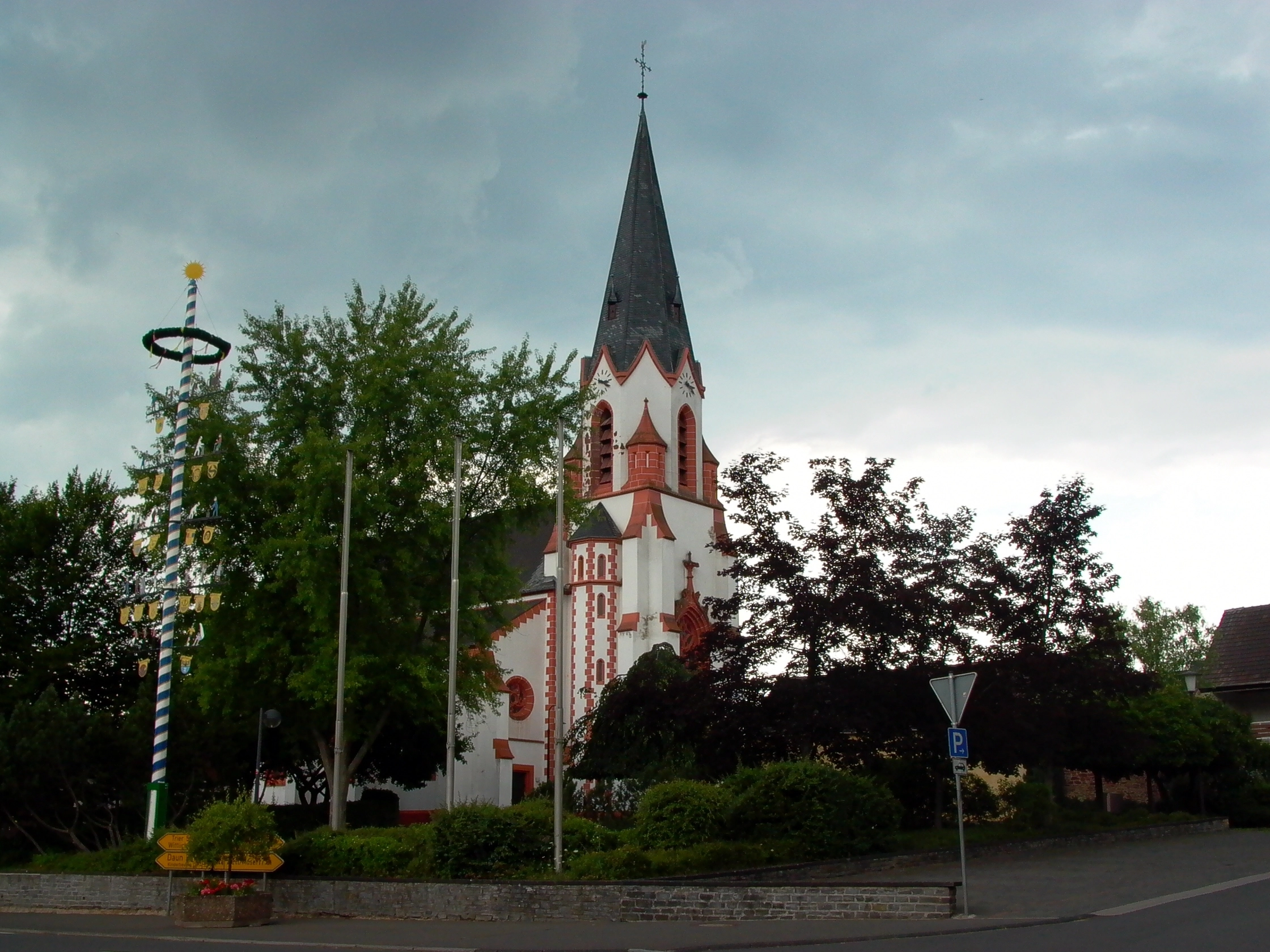 Kirche in Bengel im Mai