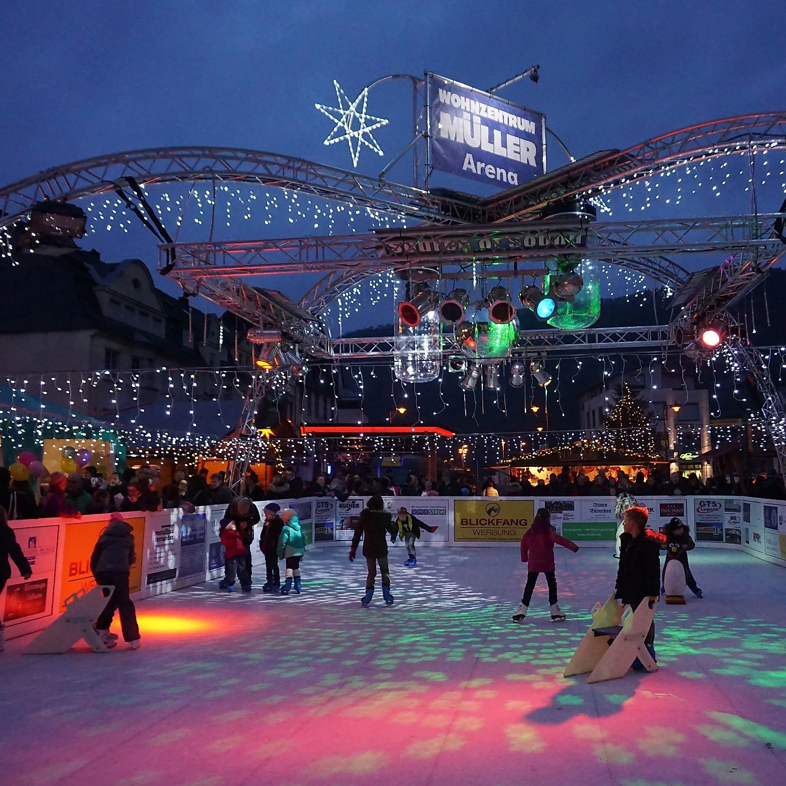 Eislaufbahn in Traben Trarbach Weihnachtsstimmung auf dem Wein-Nachts-Markt