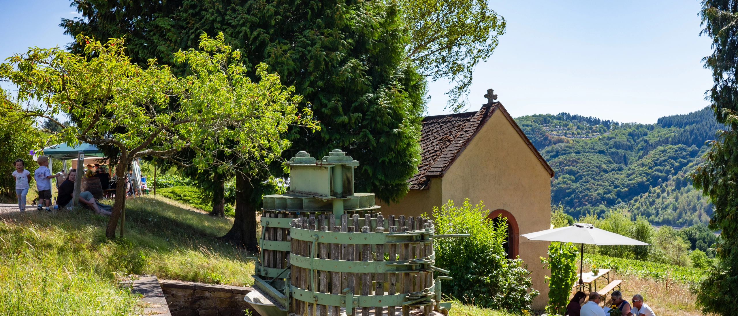 Weinbaugeräte bei der Marienkapelle in Burg an der Mosel
